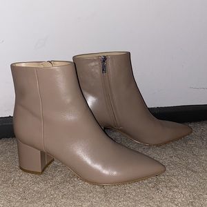 Marc Fisher LTD, Beige, Leather. Size 8M.
